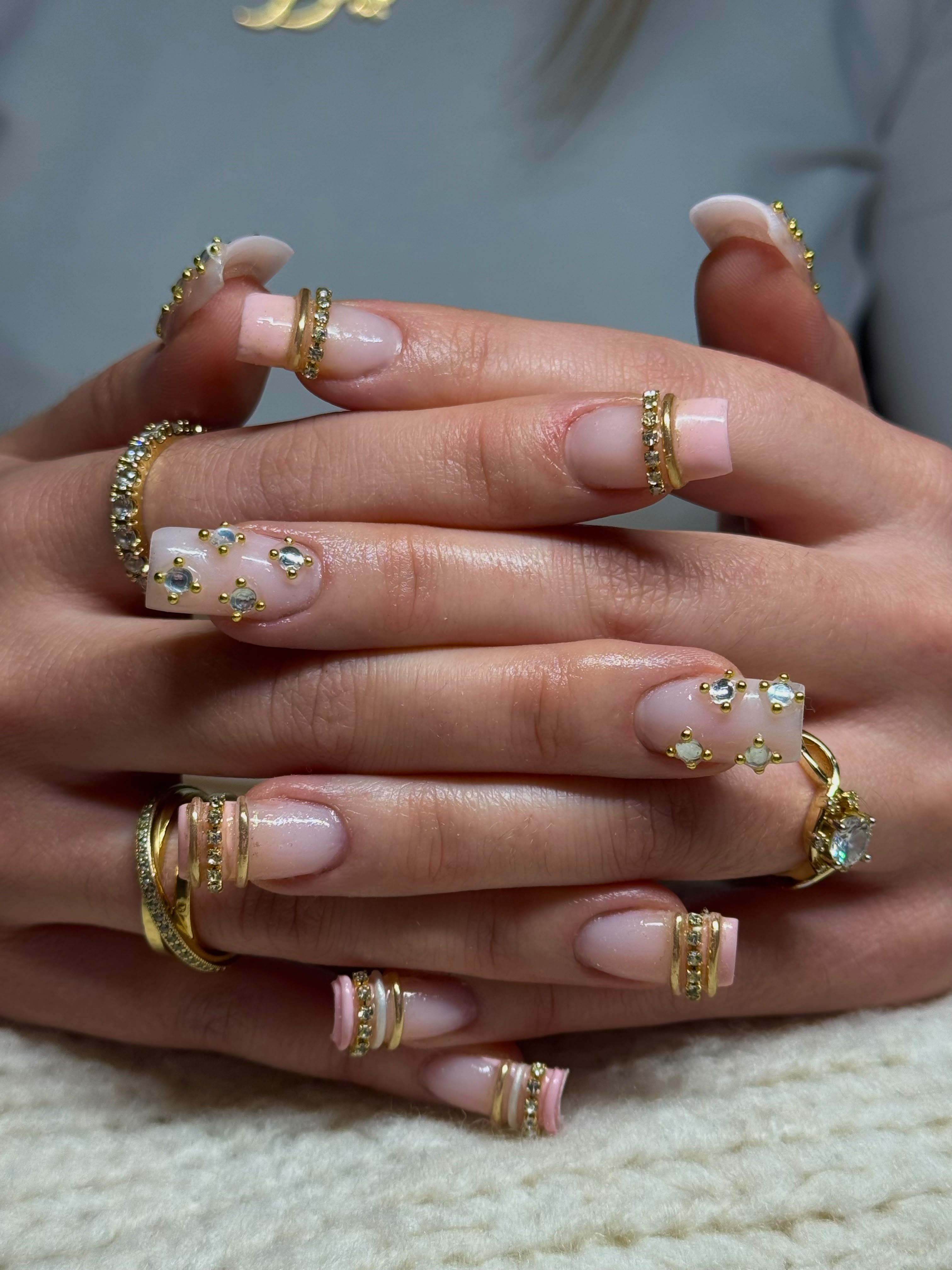 Elegantes Nageldesign mit Schmuckdetails